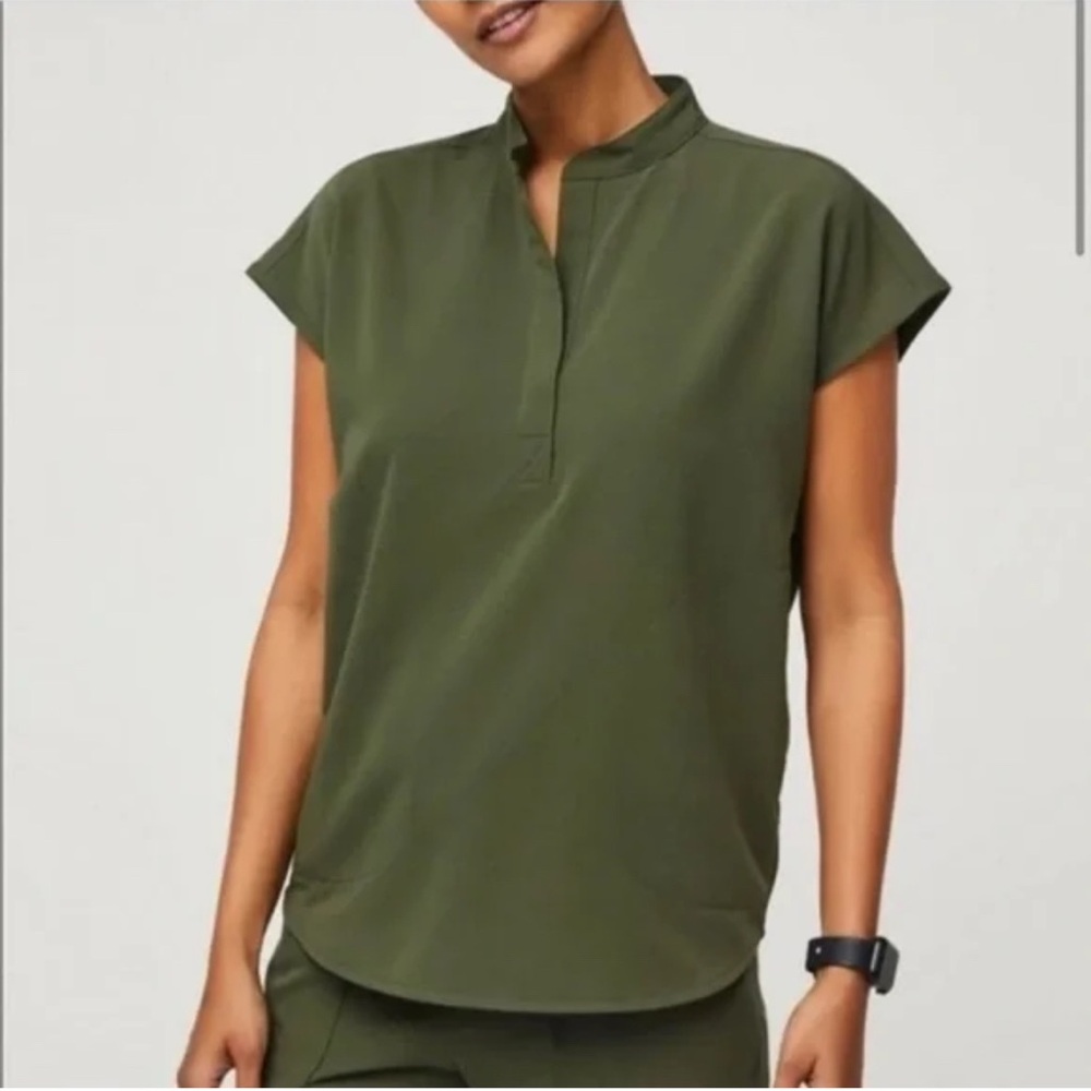 FIGS RAFAELA SCRUB TOP DARK OLIVE Size